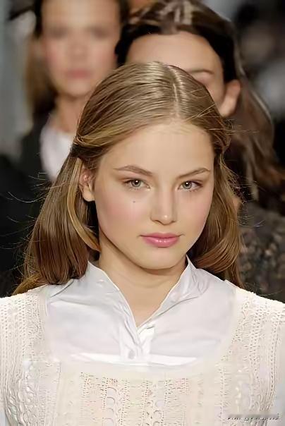 这年头，长得太扎眼有时候真不一定是福气。你看那些在聚光灯下晃悠的人，表面上光鲜亮