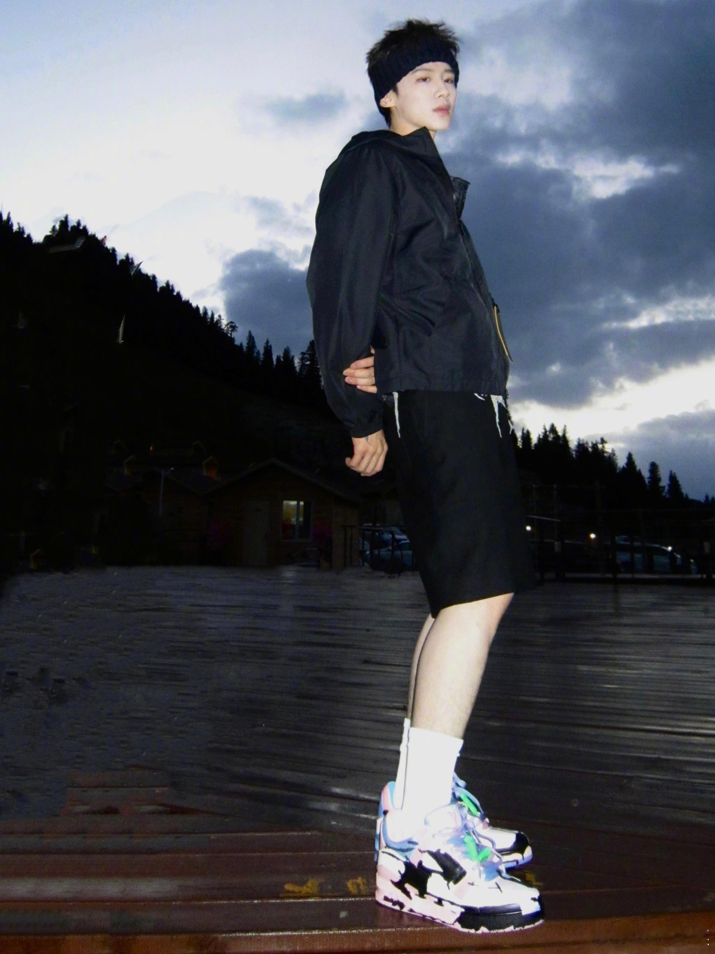 #白敬亭旅行碎片##白敬亭山野随拍#看白敬亭，新疆的旅行碎片超惊艳。山野随拍，发