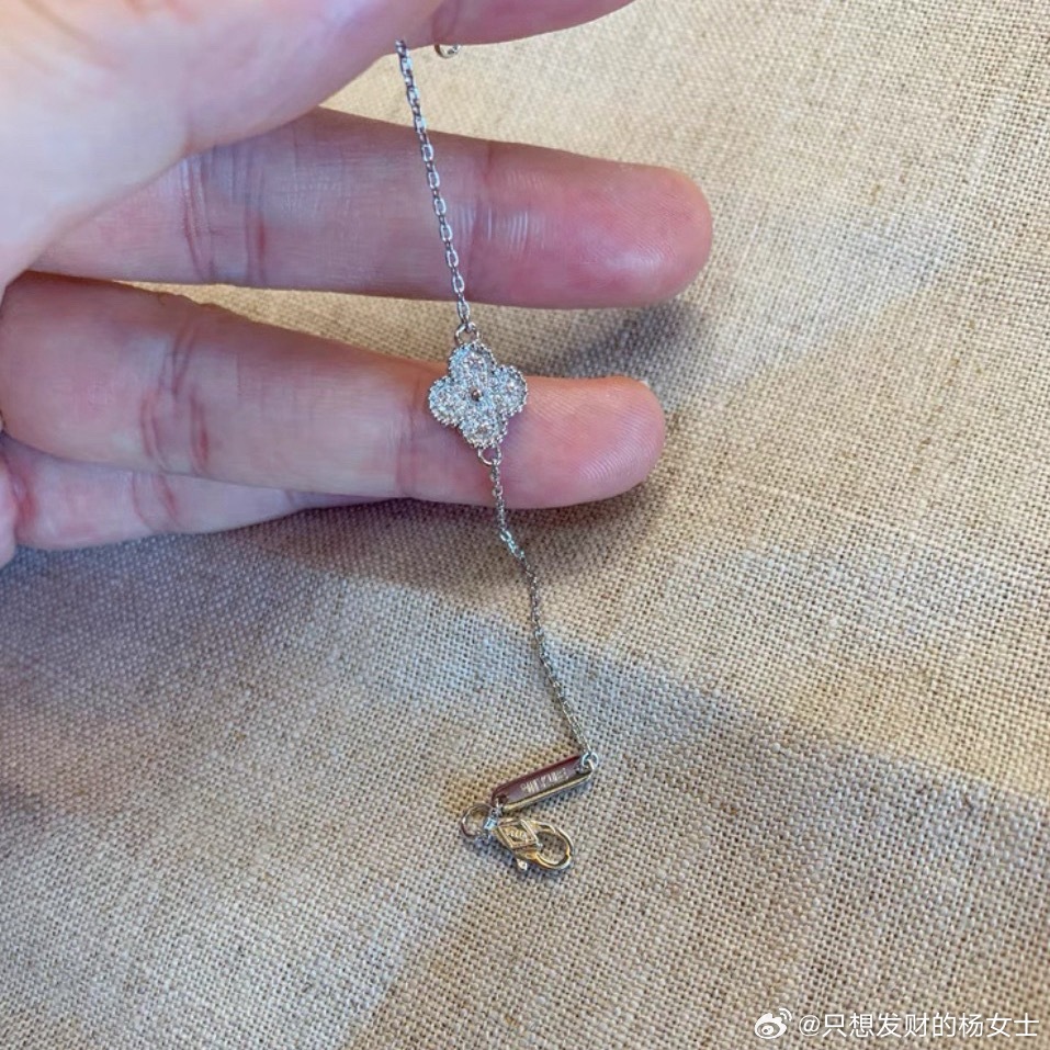 这个单花手链我买小了买成15cm，戴着很紧，抽个眼熟的诡秘送掉◉‿◉。注意尺寸是