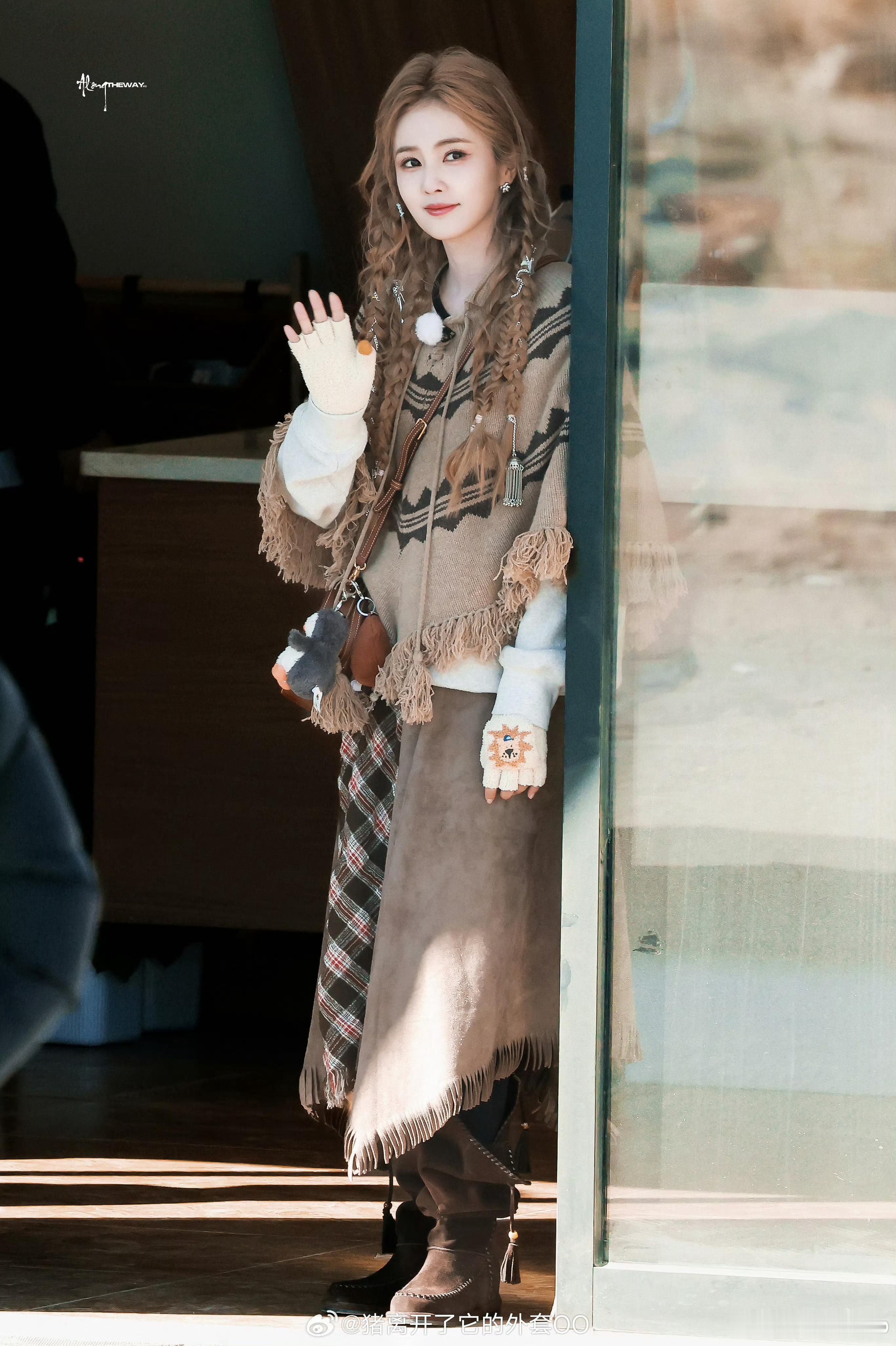 白鹿今天的造型也太漂亮了，金色发辫有种异域公主的感觉 