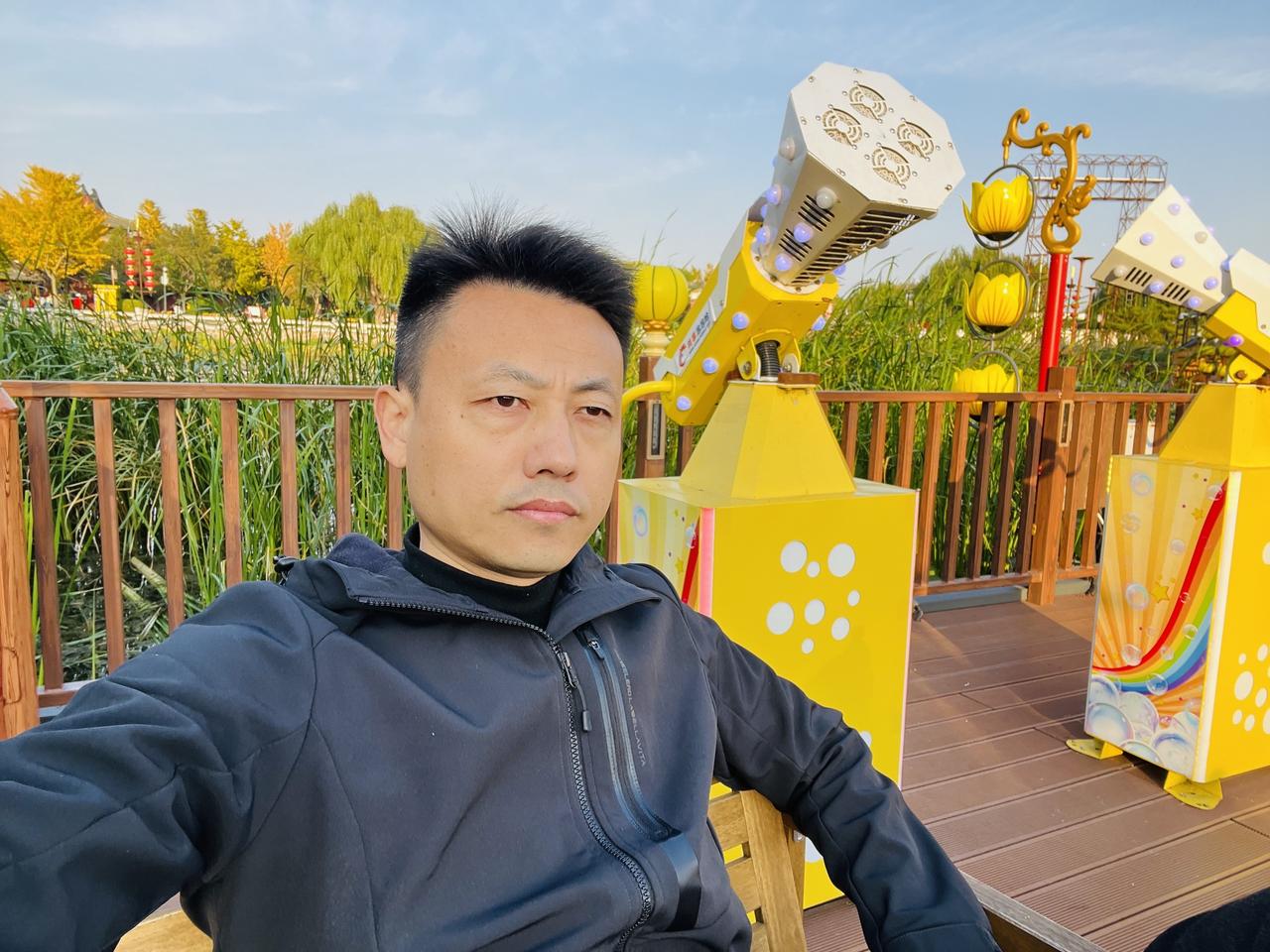 何时葡萄先熟透 你要静候再静候 
何时功成与名就 你要静心在静心
辞家千里又千里