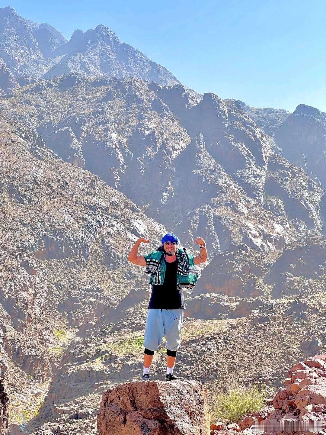 萨芬在摩洛哥阿特拉斯山脉徒步旅行和露营！ATP红土撒野季