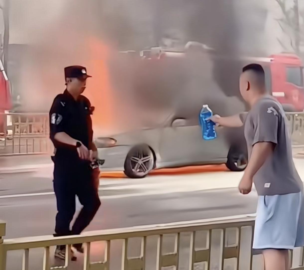 路边车辆自燃
男子递给民警一瓶玻璃水
见过有坑爹的，有坑兄弟姐妹的，男子是想坑警
