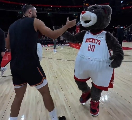 人缘还是很棒的！狄龙赛前和火箭主场的吉祥物熊嬉戏打闹