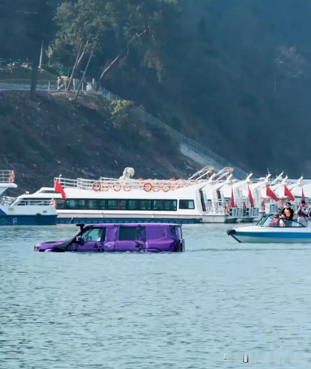 如果车能在水里开，就不怕下大雨，城市内涝积水深了，不管多深的水，照样可以上班上学