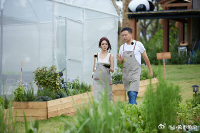靳梦佳爆哭 自我怀疑是每个人都会经历的，但重要的是要学会调整心态，给自己信心，未