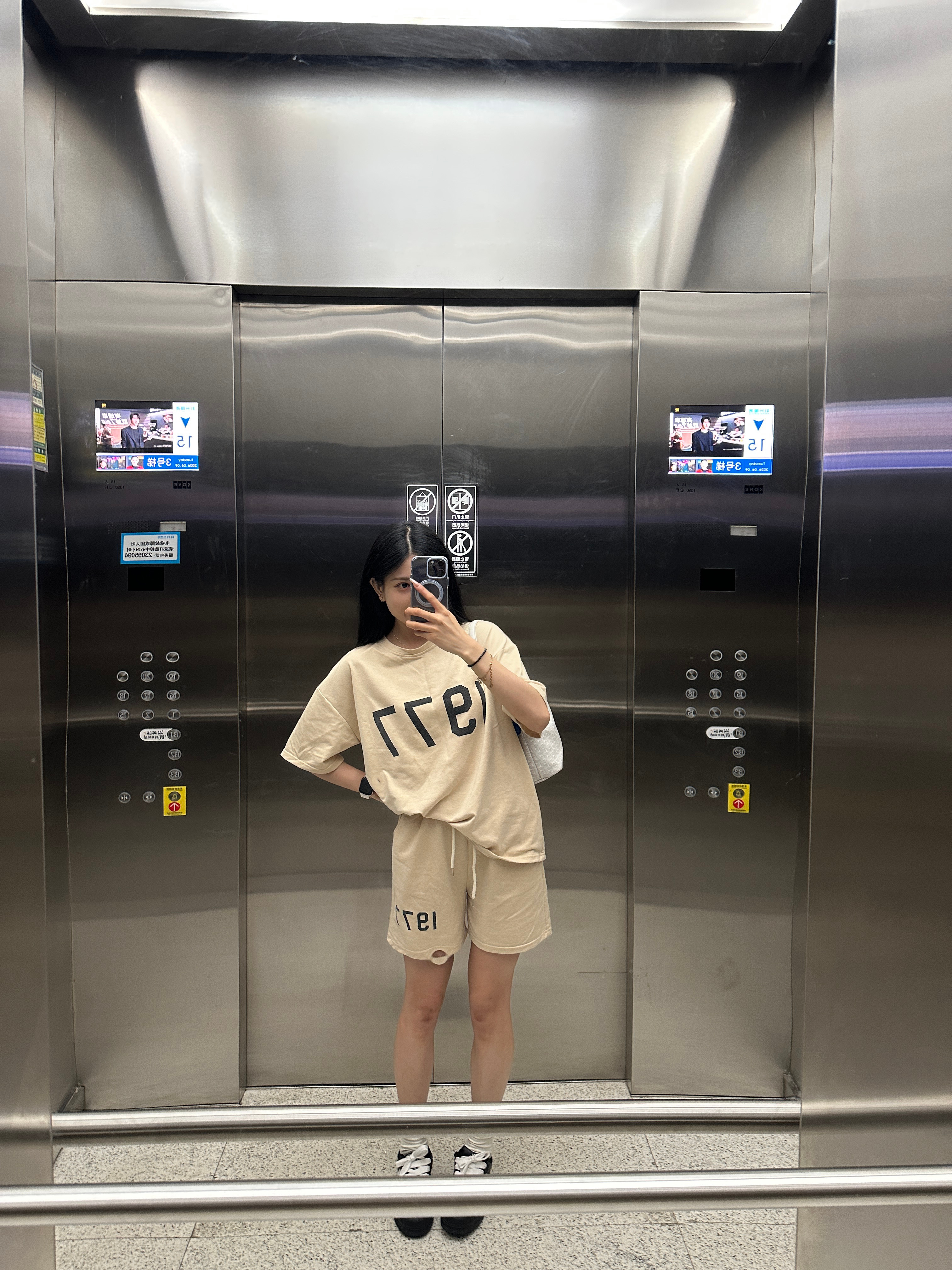 依旧上下班对镜打卡 