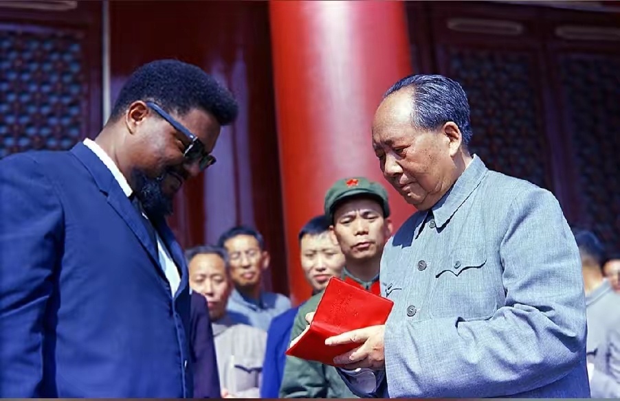 红柱映初心，往来见格局。在天安门的会见现场，毛主席与外国友人亲切交流，彰显新中国