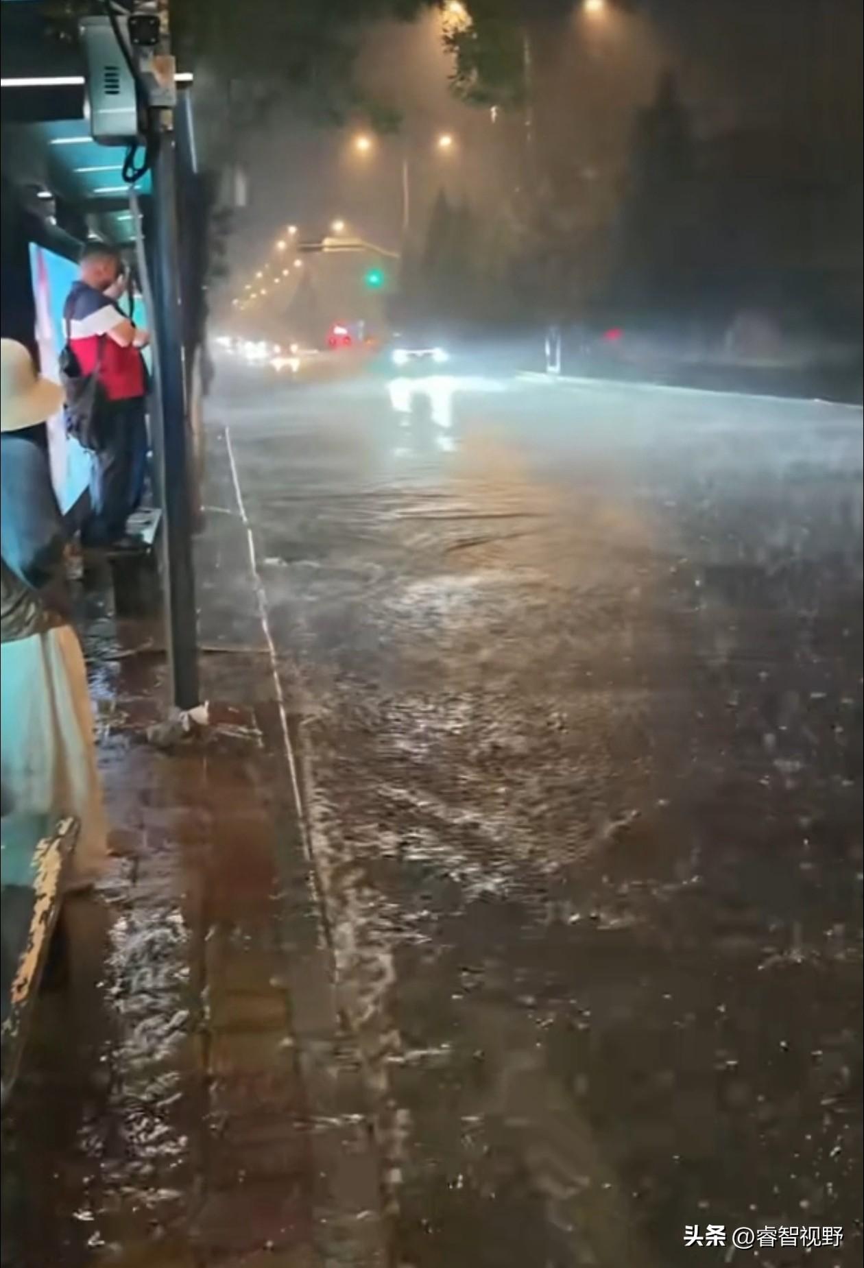 济南的天漏了！急雨倾盆，一连四天雨不停。
 
白天济南刚发布大雨预警，傍晚准时开