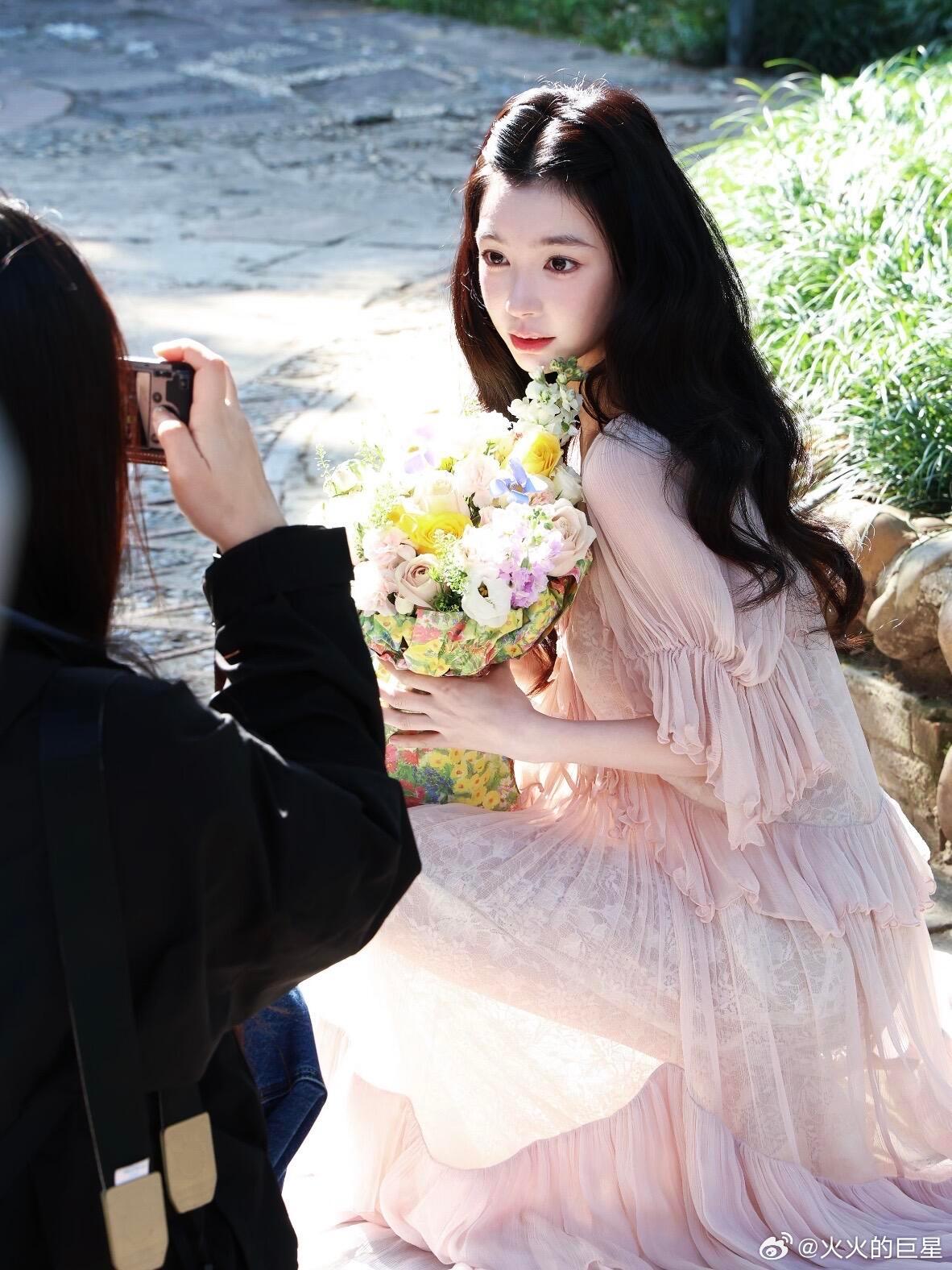 易梦玲告白粉裙造型易梦玲进组新剧告白我心中的白月光就长这样 