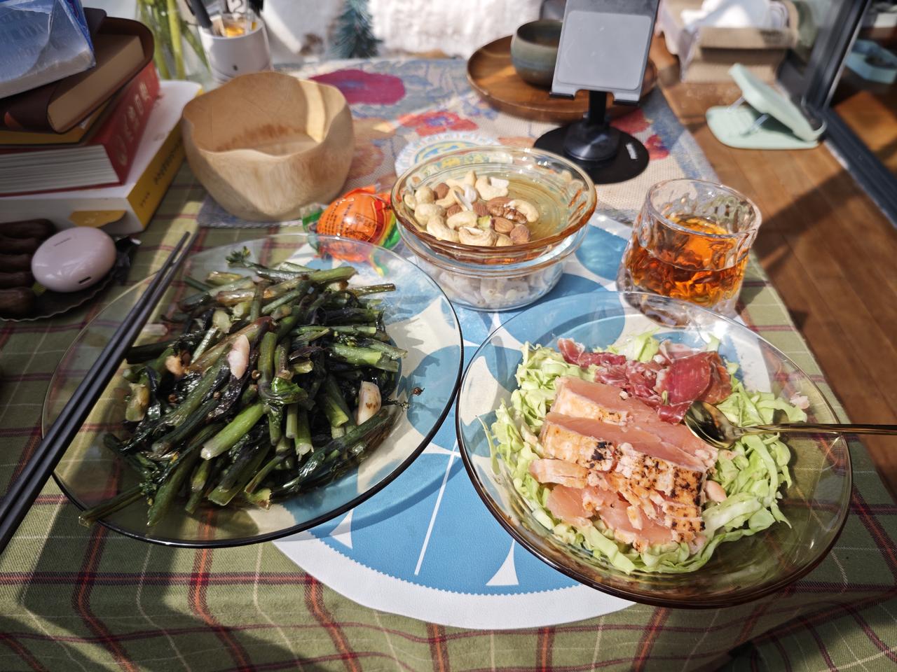 戒酒大半年了，今天破例喝点。贵州梅子酒，12度。