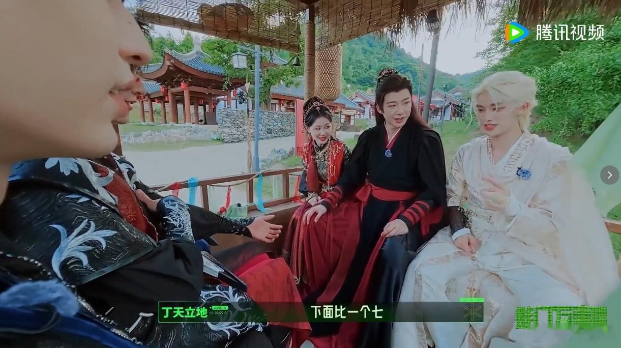 丁程鑫现场教学时代少年团手势集体乘车前往千机阁，全员不断变换手部动作，尝试依靠手