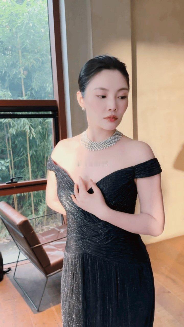 徐冬冬 珠光宝气具象化 不用刻意堆砌，气质自带光芒。徐冬冬一出场，就是活脱脱的珠