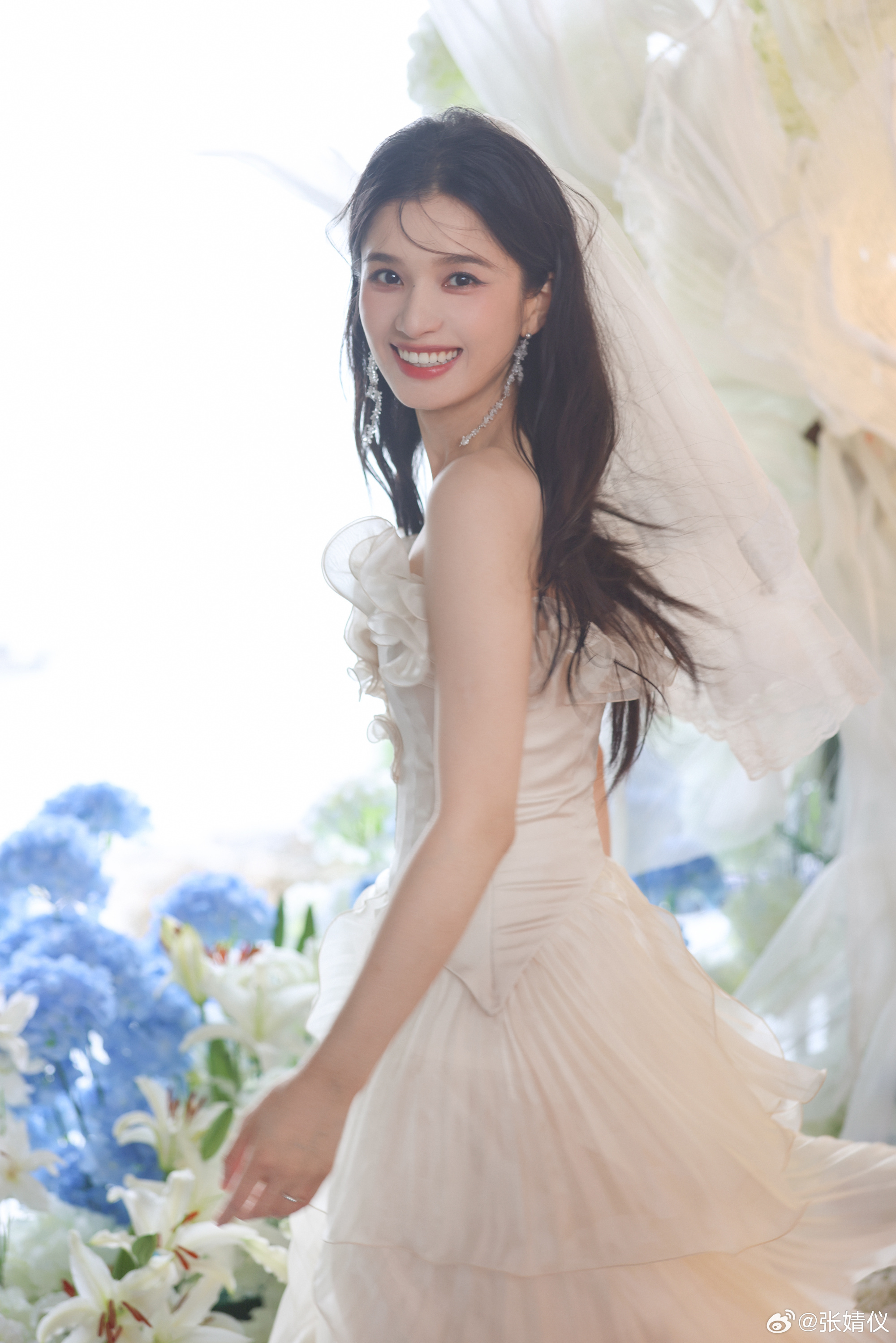 张婧仪晒野狗骨头婚纱照张婧仪晒苗靖婚纱照 张婧仪晒《野狗骨头》苗靖婚纱照，我们靖