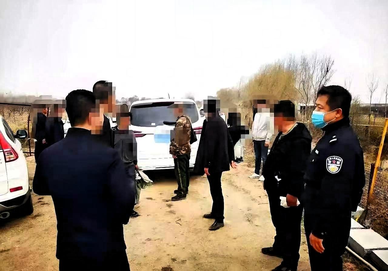 小伙在农村抓到剧毒野生蛇，专家非要逼着他放生，结果小伙一句话把专家怼得哑口无言：