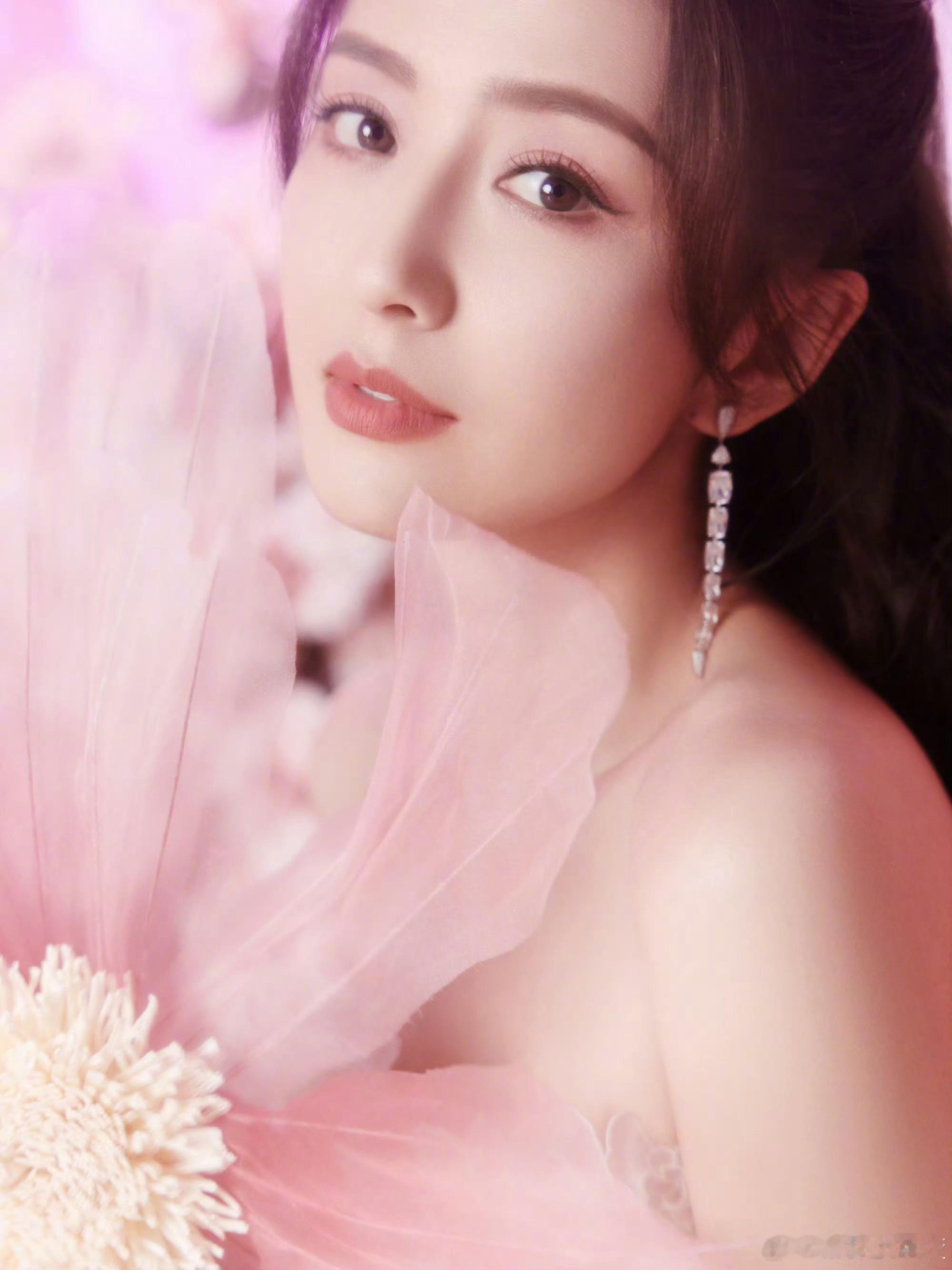 #佟丽娅生日高定##佟丽娅郭培高定#佟丽娅生日郭培高定婚纱系列，性感优雅，一整个