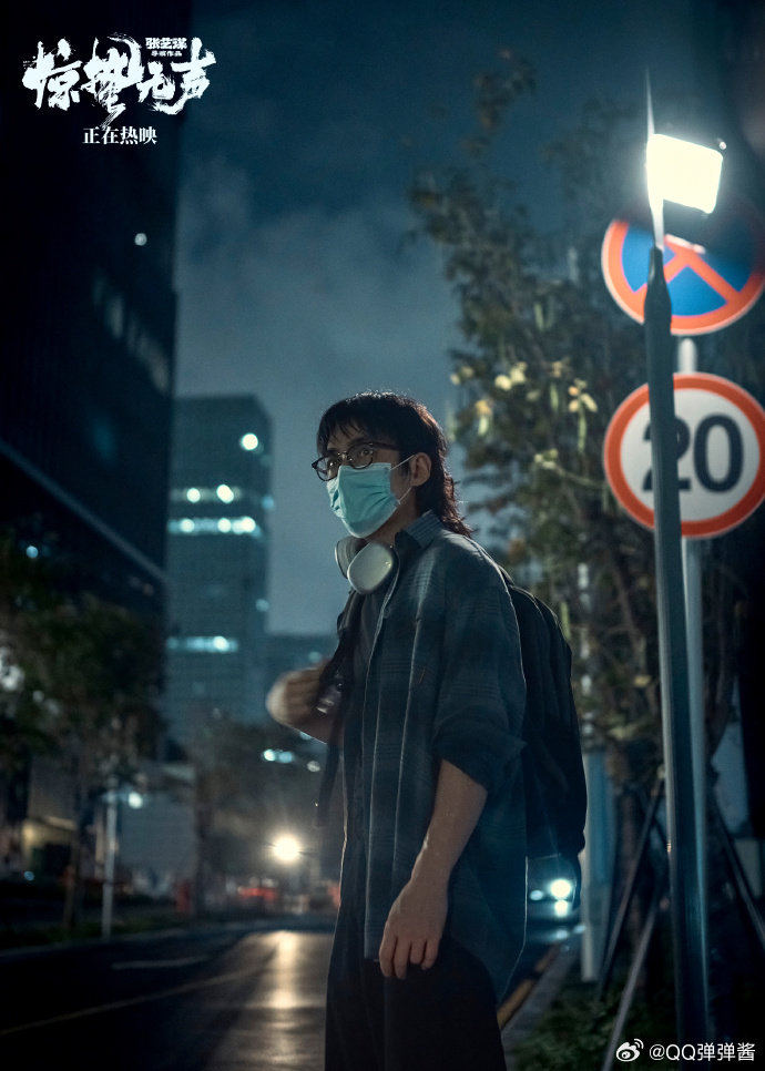 朱一龙拥春风入怀朱一龙邂逅三月温柔春风缱绻，岁月温柔，朱一龙从容雅致，每一瞬都惊