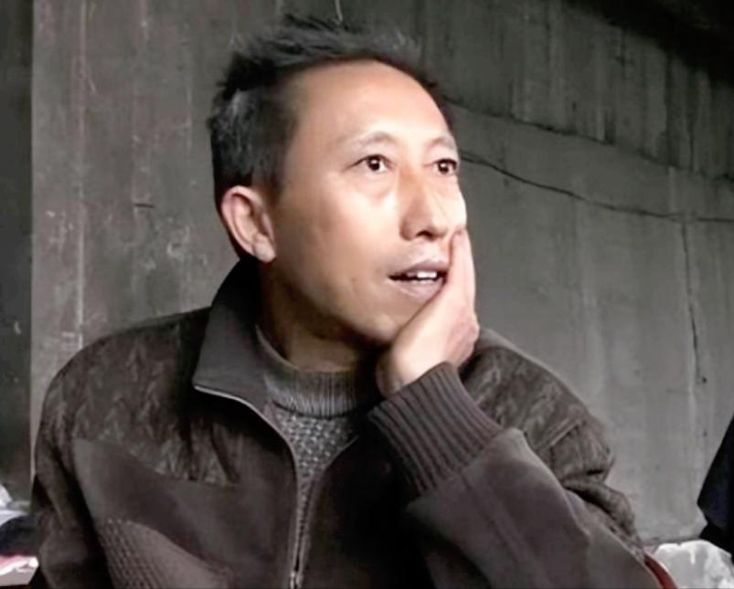 2003年，他住在窑洞里，每天两包烟一斤酒，而旁边那堆彩票是他的唯一兴趣。10年