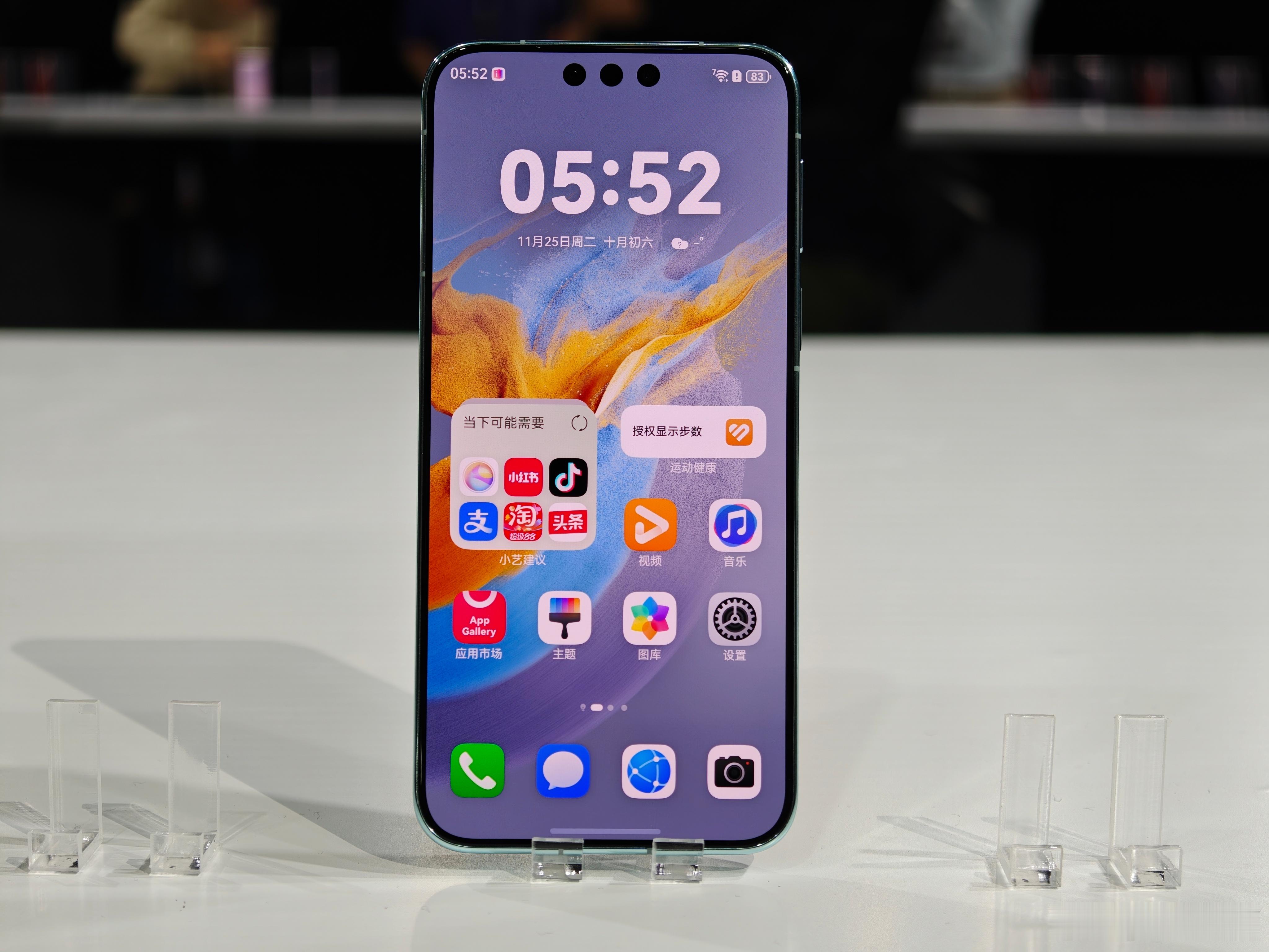 华为Mate80还是首选白色吧我个人感觉白色颜值高一些，耐看！ 