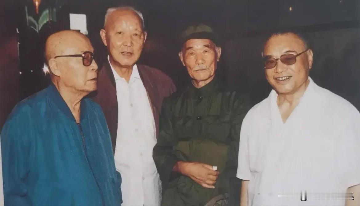 晚年时期，吕正操将军（左一）、傅崇碧将军（左二）、孙毅将军（左三）、袁升平将军（