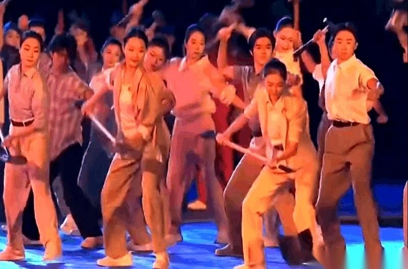 全运会闭幕式，几万人的场子，直播镜头怼着脸，她手里的铲子，“咔嚓”一下，头就这么