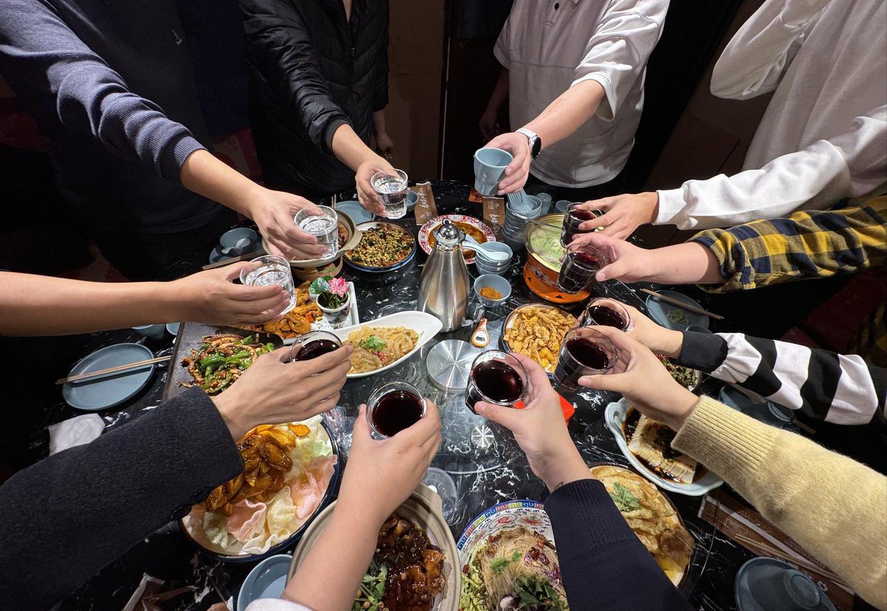 太寒心了！广东阳江一场朋友聚餐，众人尽兴后陆续离场，竟无一人结账。最后留下的男子
