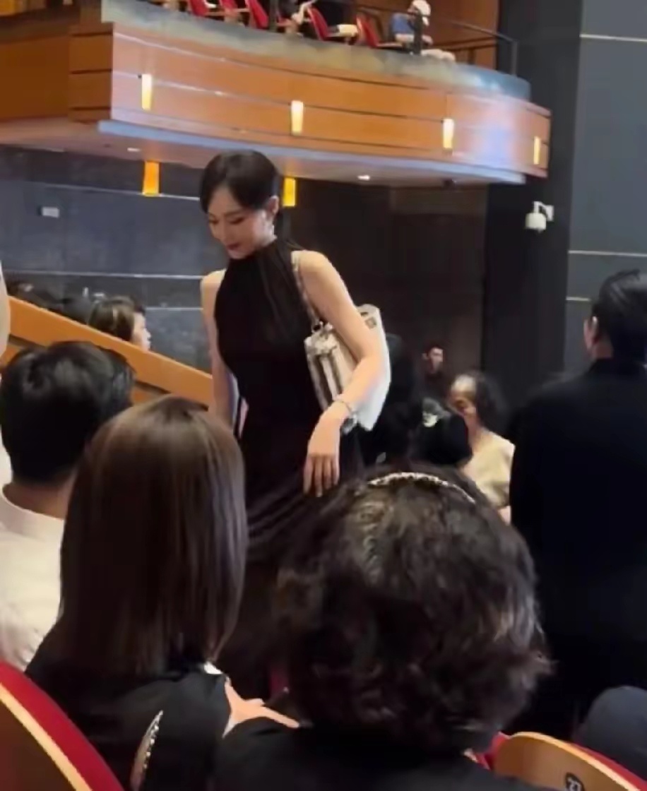 唐嫣罗晋夫妻俩合体出席女儿幼儿园的艺术节活动，85花婚姻家庭最稳定的一个了 