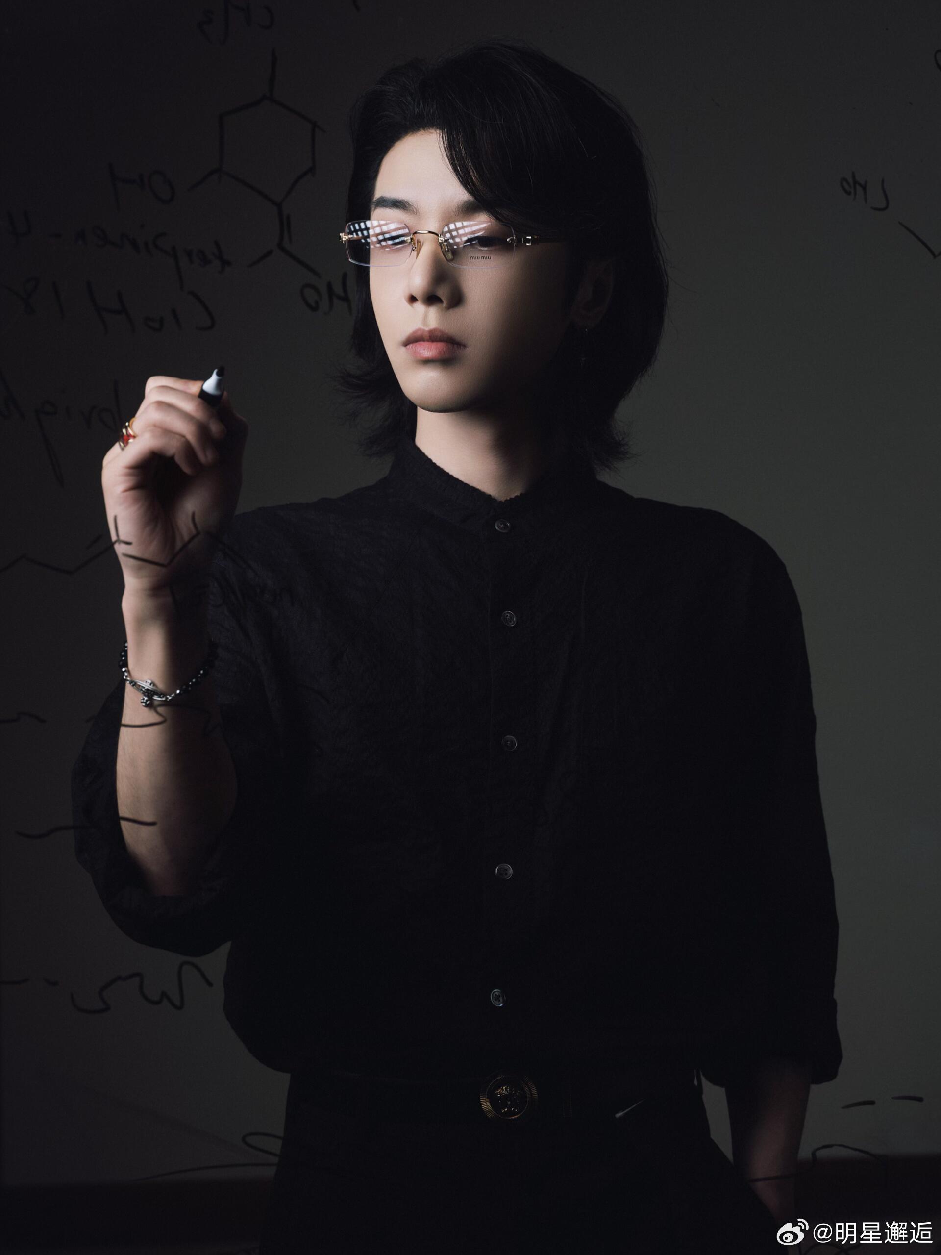 摄影眼里的华晨宇，成熟稳重，儒雅随和！ 
