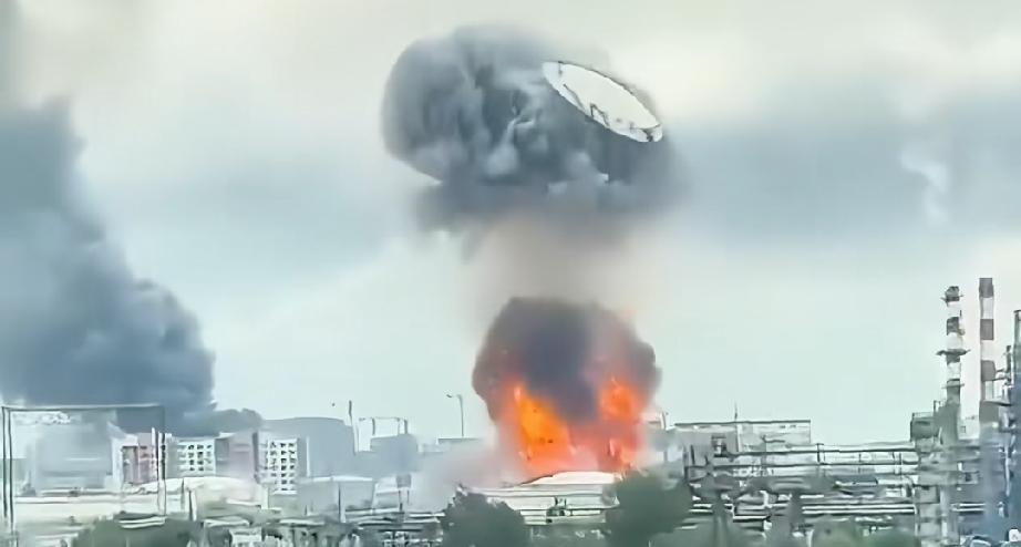 俄罗斯莫斯科上空突然出现飞碟，小泽说莫斯科这座城市着实充满烟火气息，莫斯科那弥漫