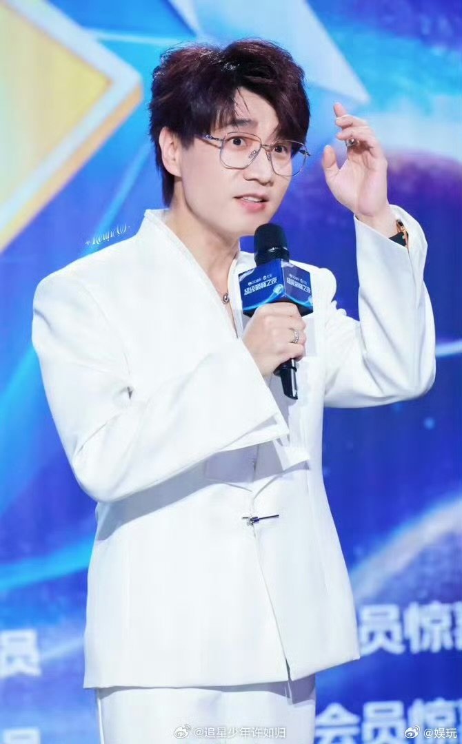 王铮亮红毯自己给自己唱BGM 别人走红毯靠背景音乐，王铮亮靠自己嗓子，白西装戏腔