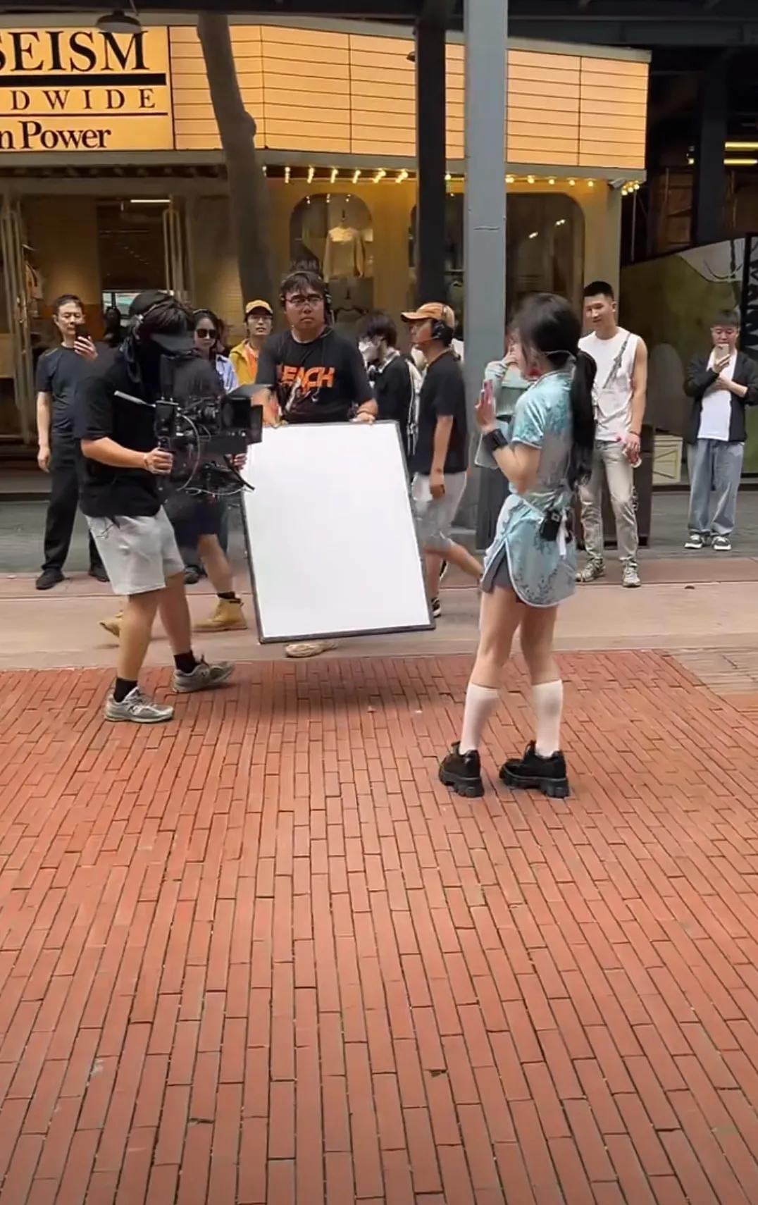 成都东郊偶遇冯提莫户外直播
看这个装备真的是挺吓人的
直播好看真离不开这么多设备