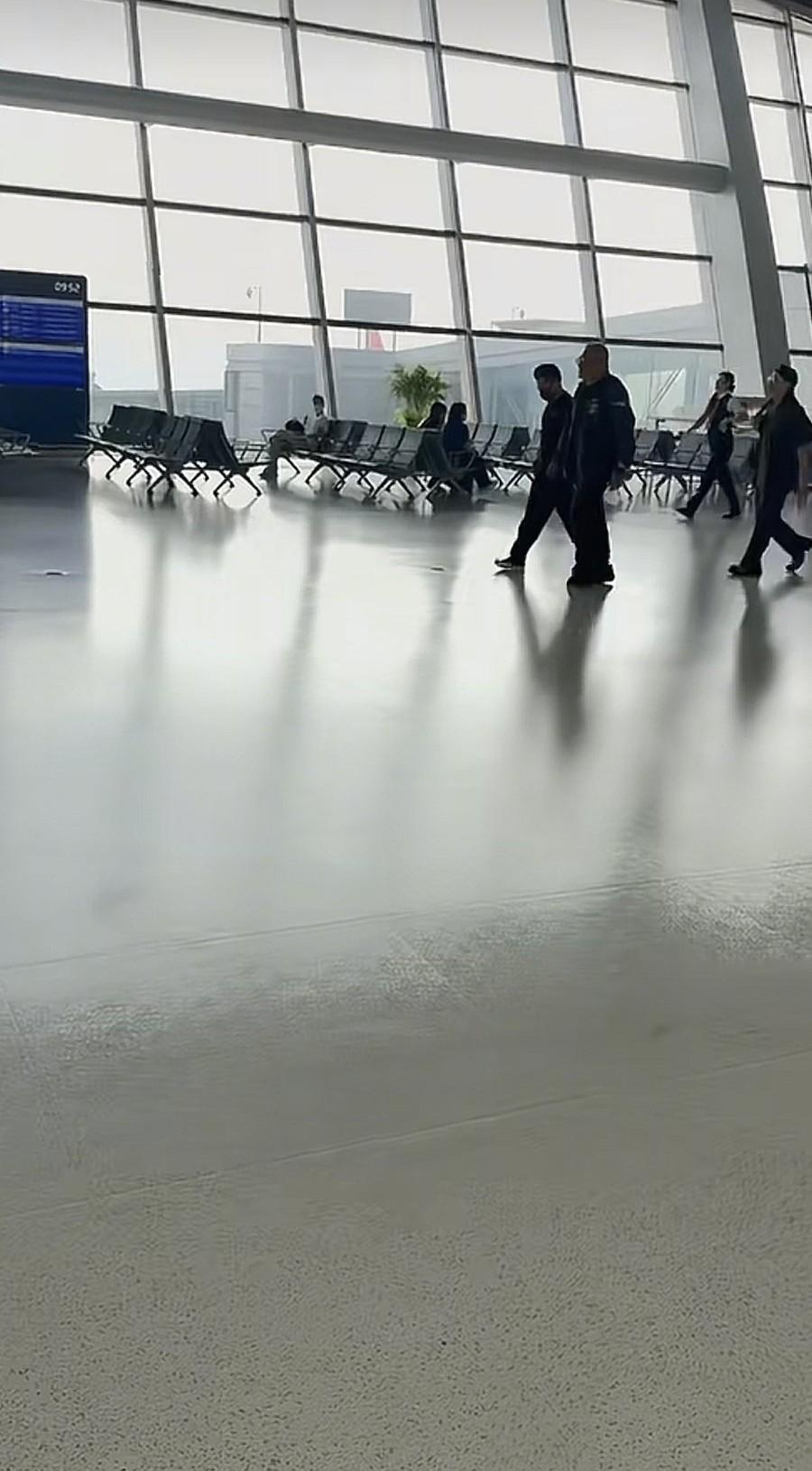 近日，郭富城与男助理一起现身机场，男助理又高又大满头白发，是个老头，把郭富城挡住