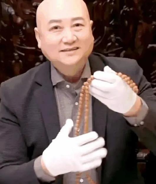有一次，“唐僧”迟重瑞直播时，告诉观众自己手里的黄花梨手珠卖给明星要500万，为
