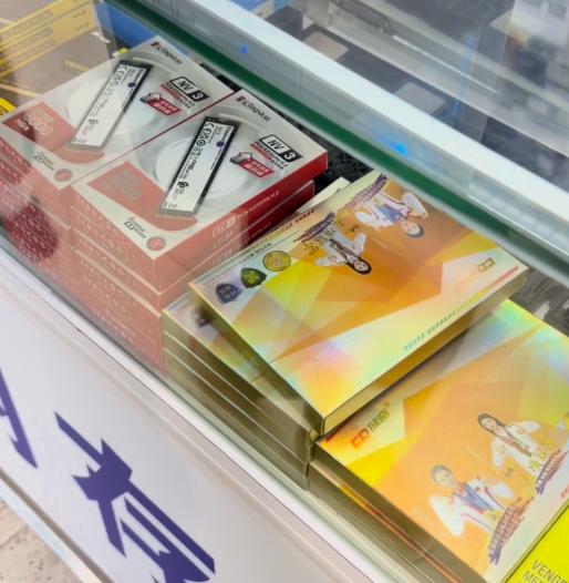 一条内存条，一年涨了 3 倍多。现在深圳华强北的老板们，报价是早上一个、下午一个