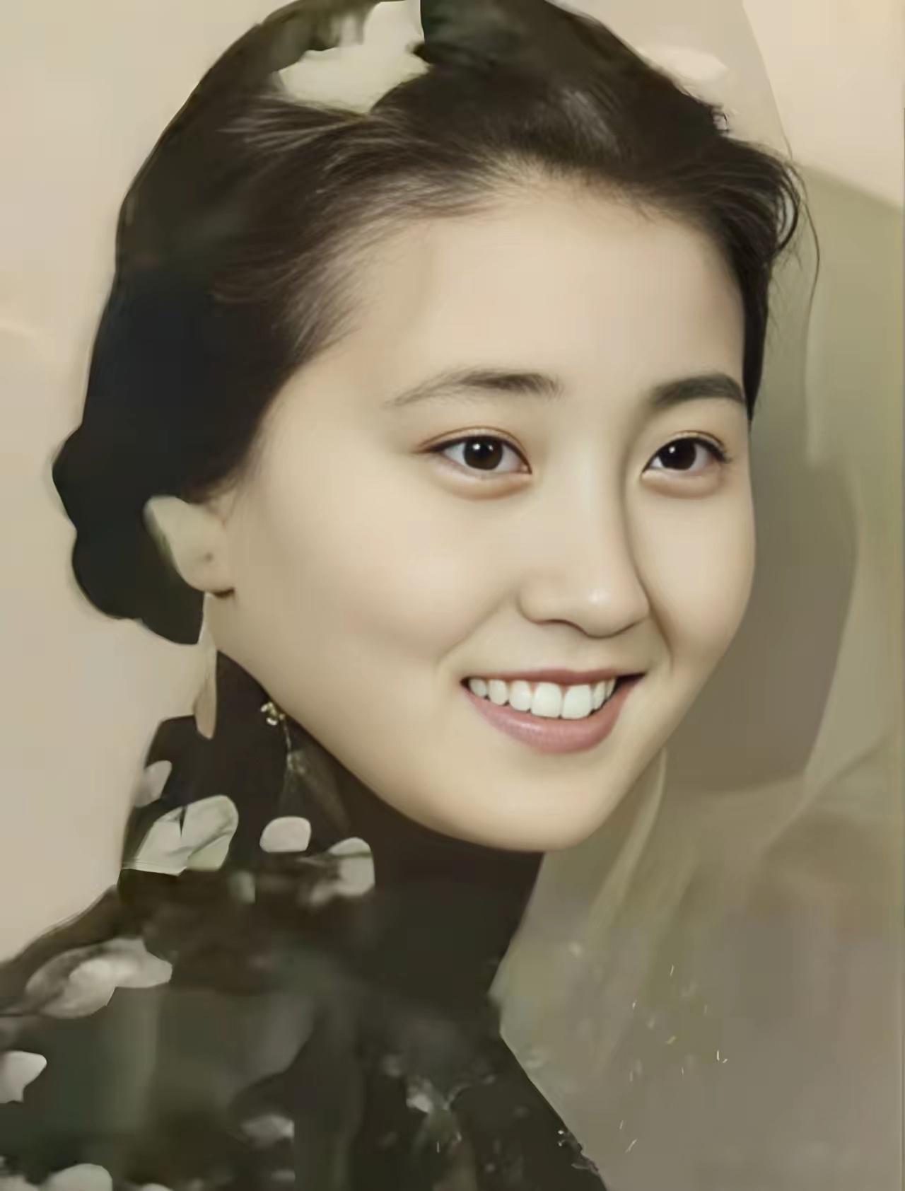 这是1947年，在美国波士顿，新婚燕尔的钱学森和蒋英的一张合影。
 
照片里的钱