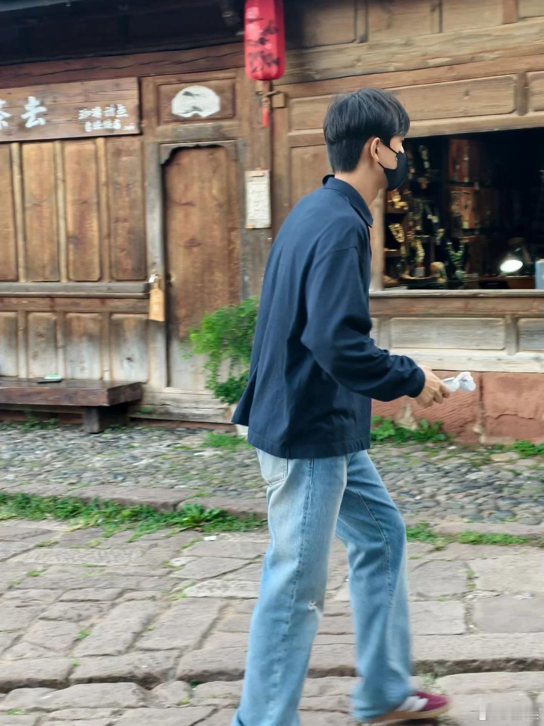 李现又回谢之遥的家了 李现重返沙溪古镇李现今天刚到丽江，就被偶遇直奔《去有风的地