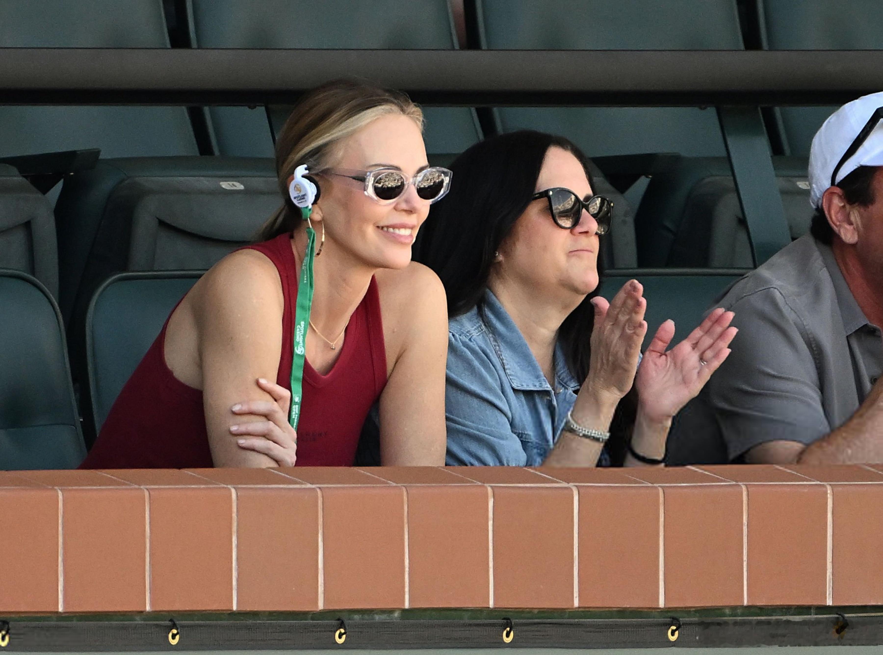 Charlize Theron查理兹塞隆上个月中在加州观看印第安维尔斯网球公开赛