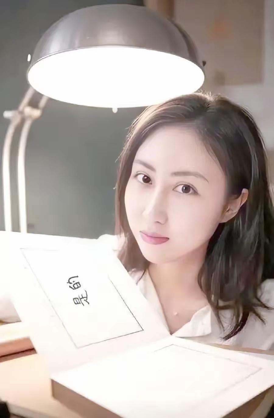 网上流传这首改编《青松》的小诗，很多人默认是贾浅浅新作，其实早已证实是网友模仿文