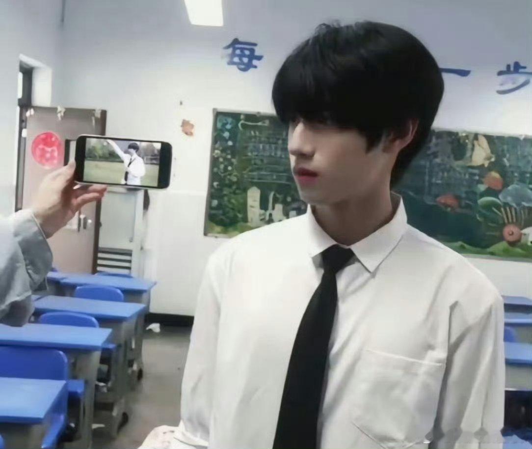 曝朱志鑫左航要上北电国际班 不知道真假，但尊重朱志鑫的一切决定 帅哥就要演戏 