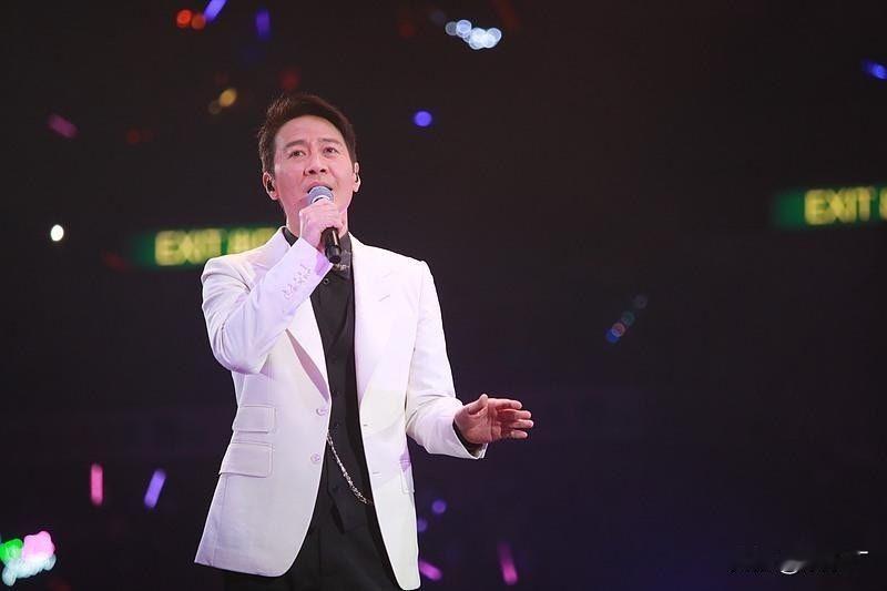 黎明马来西亚演唱会惊现75岁娱乐圈富婆薛家燕捧场！全场笑容满面疯狂拍照，谁能想到