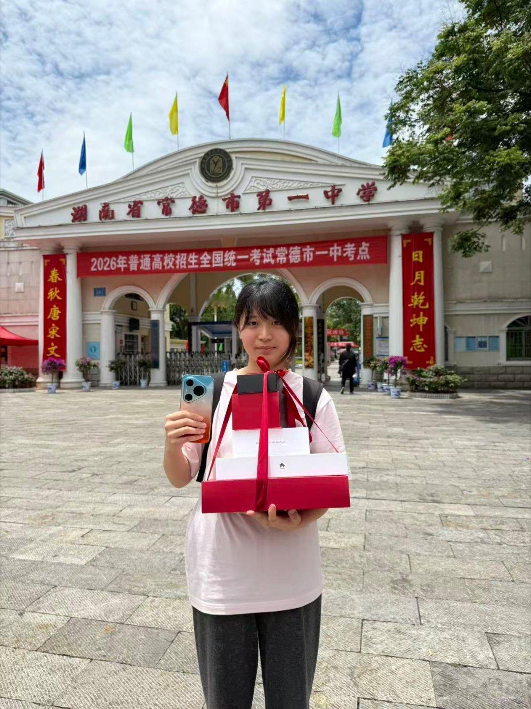 全家四代蹲守湖南考场兑现升学大礼 好有爱的一家，考完直接就给华为全家桶，也是羡慕