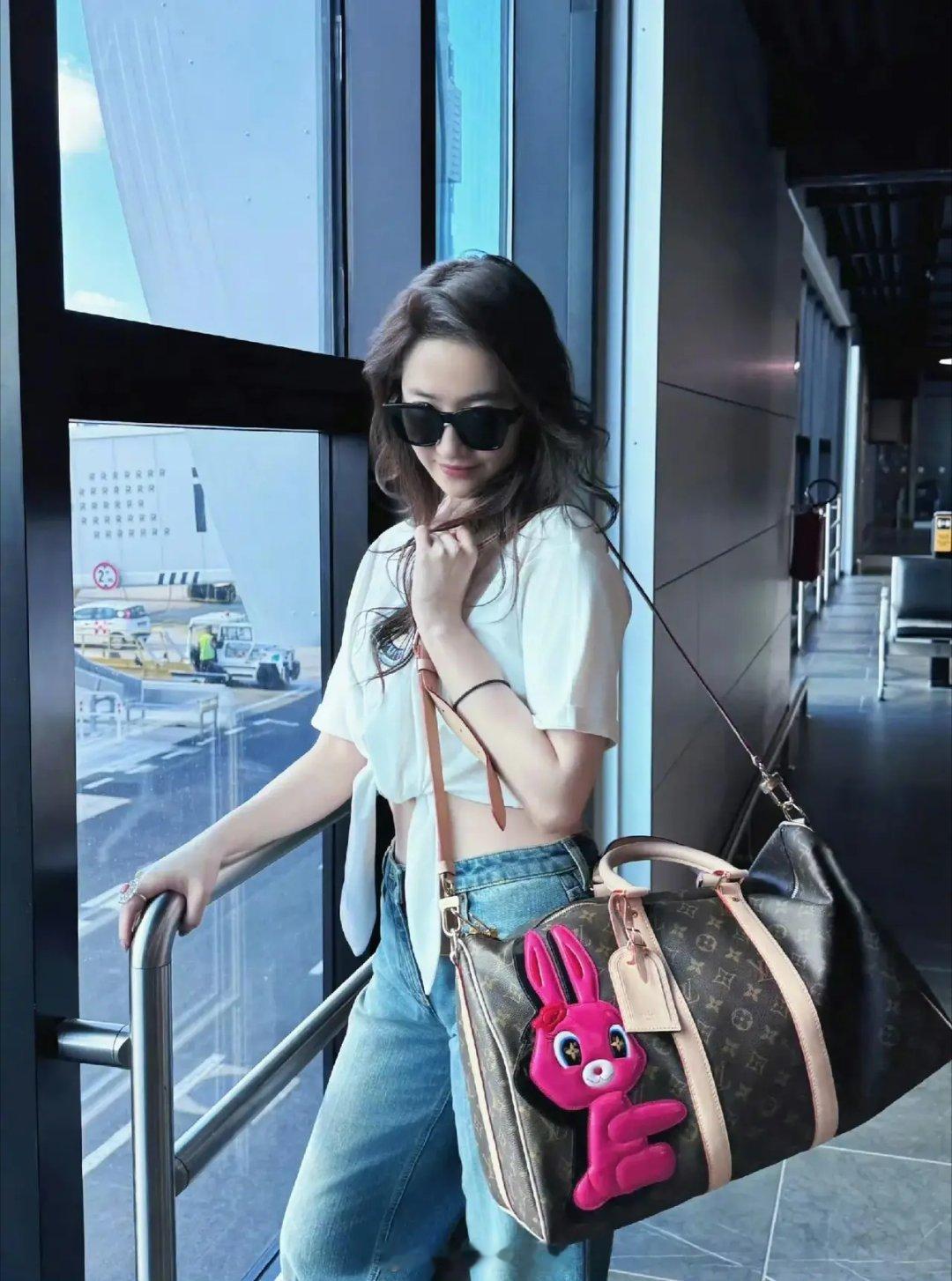 今日份新鲜的神仙姐姐刘亦菲姐姐来啦！姐姐今天的漏腰T恤外加牛仔裤，真的清新脱俗，