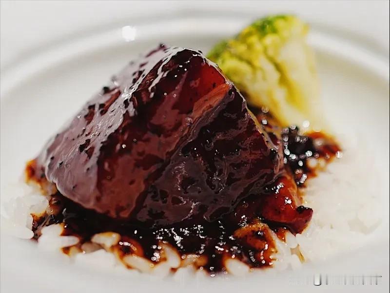 说起来麻辣鲜香，那不得不提川菜。川菜里的回锅肉，绝对是经典中的经典。
就像那猪前