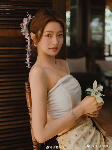 徐若晗去了汪苏泷演唱会徐若晗的状态好好啊，而且整个人就和小太阳一样的闪耀，不愧是