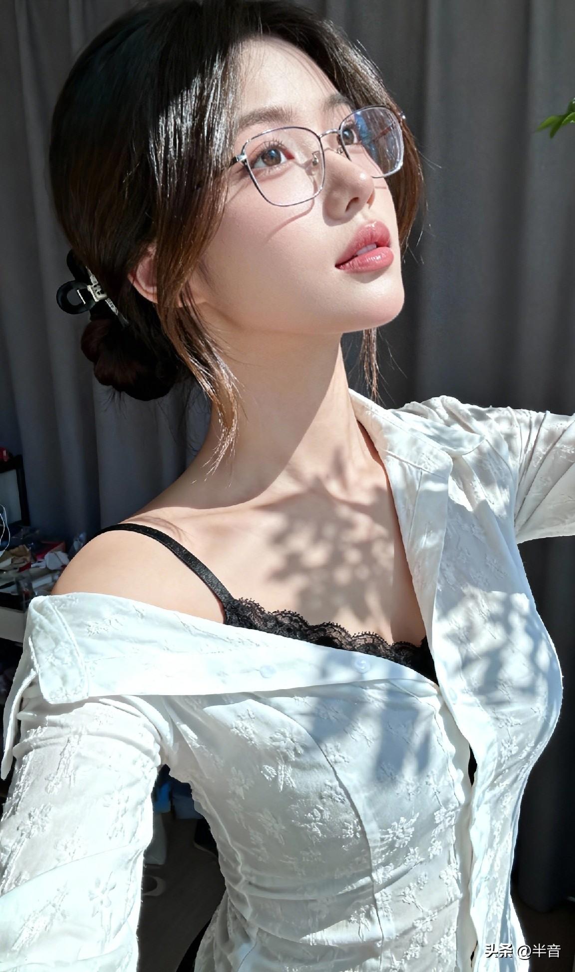 温柔系学姐
树影在脸上斑驳成天然高光
原来慵懒才是最高段位的妩媚