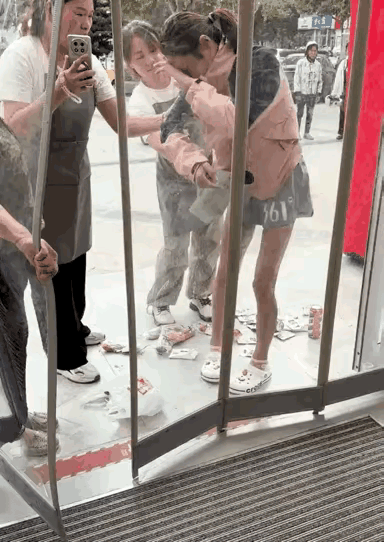 卿本佳人，奈何为贼？

超市门口，一打扮时髦的长腿女孩，被一大妈拦住对着手机拍，