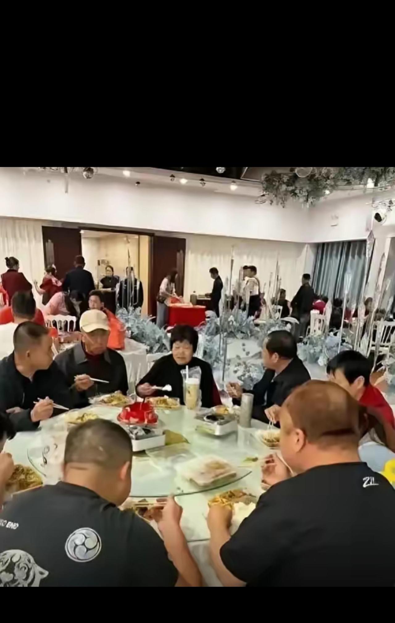 2023年，在湖北武汉闹出“天大的笑话”，一男子在酒店办婚礼，他们竟然用盒饭招待