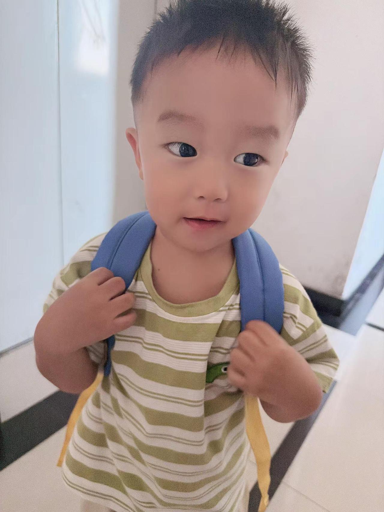 幼儿园萌娃 背上小书包去上幼儿园 幼儿园小书包男孩 背书包的小可爱