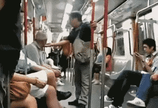 地铁上穿黑衣服这个男子，太无聊了！手发软找人揍自己，活该，

地铁里男黑衣男子，