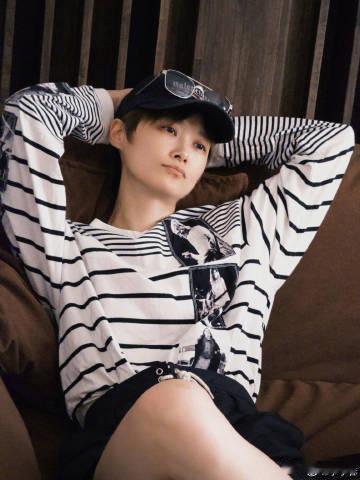 李宇春抱抱音乐和小猫咪李宇春抱完猫可以抱我了撸猫听歌的画面松弛又治愈，抱完小猫咪